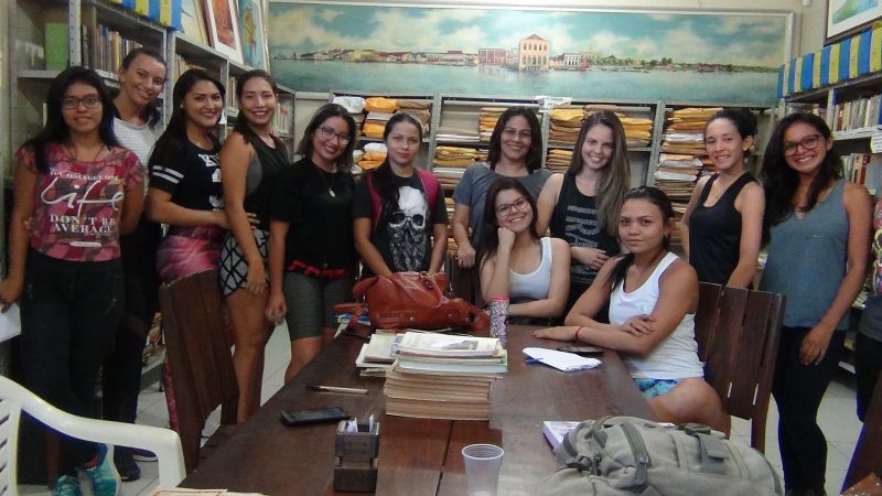 Professora Daniela Neves com alunos da UEPA - STM